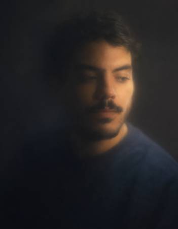 Retrato de Santiago Riaño, artista y diseñador contemporáneo colombiano.