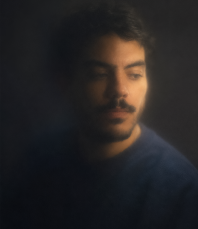 Retrato de Santiago Riaño, artista y diseñador contemporáneo colombiano.